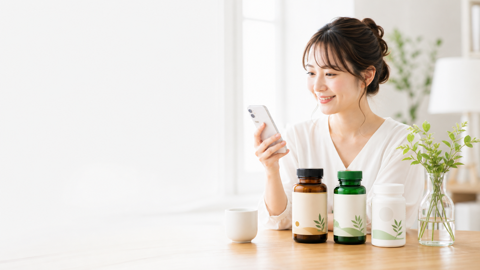 スマートフォンで相談しながら商品を確認する女性のイメージ